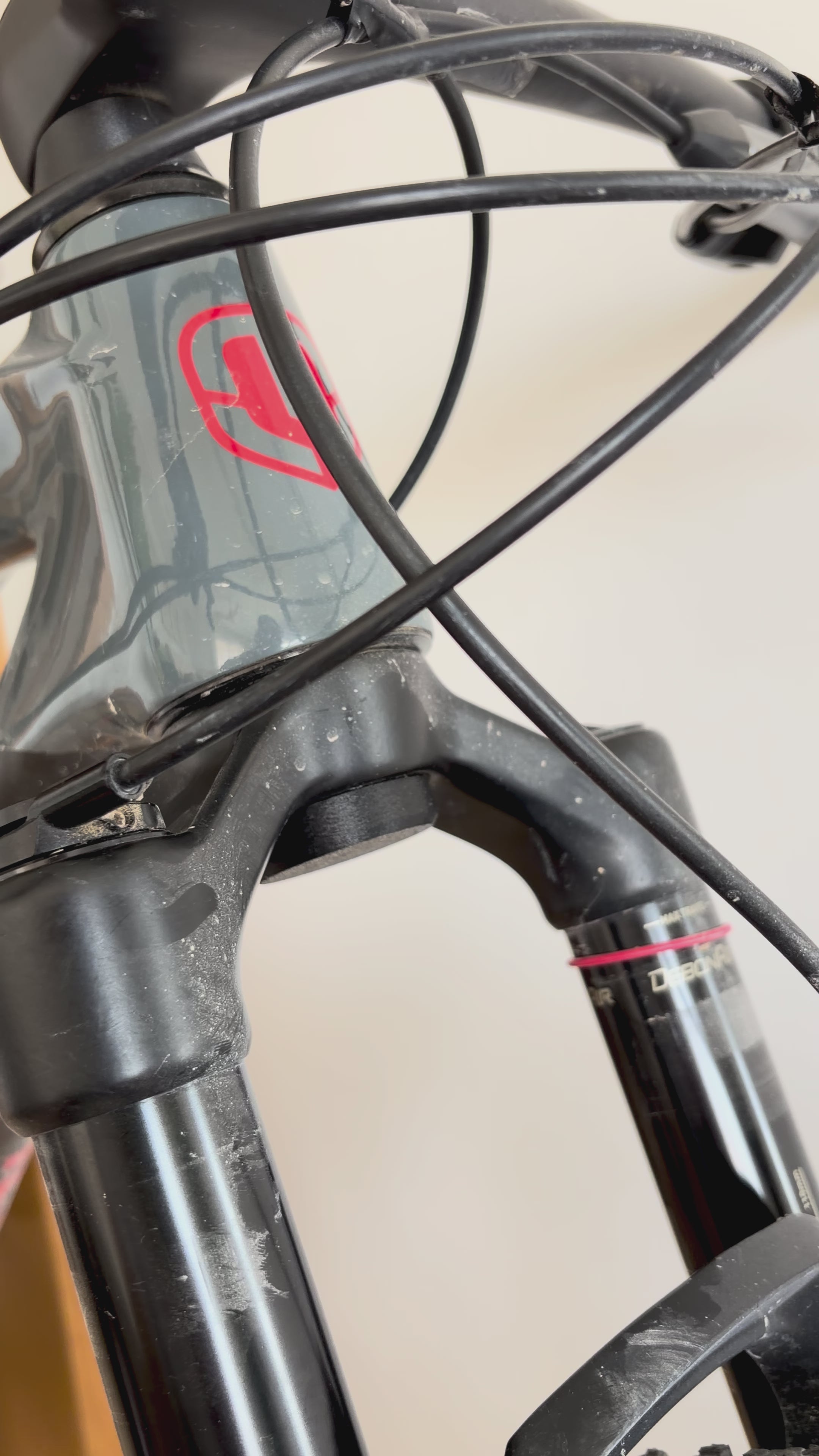 Portamechas de Horquilla Pedra – Integración Total y Acceso Rápido